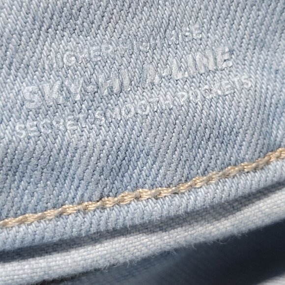 Old Navy A Line High Rise Jean Shorts Womens Size 10 Light Wash Button Fly Denim - Picture 5 of 6